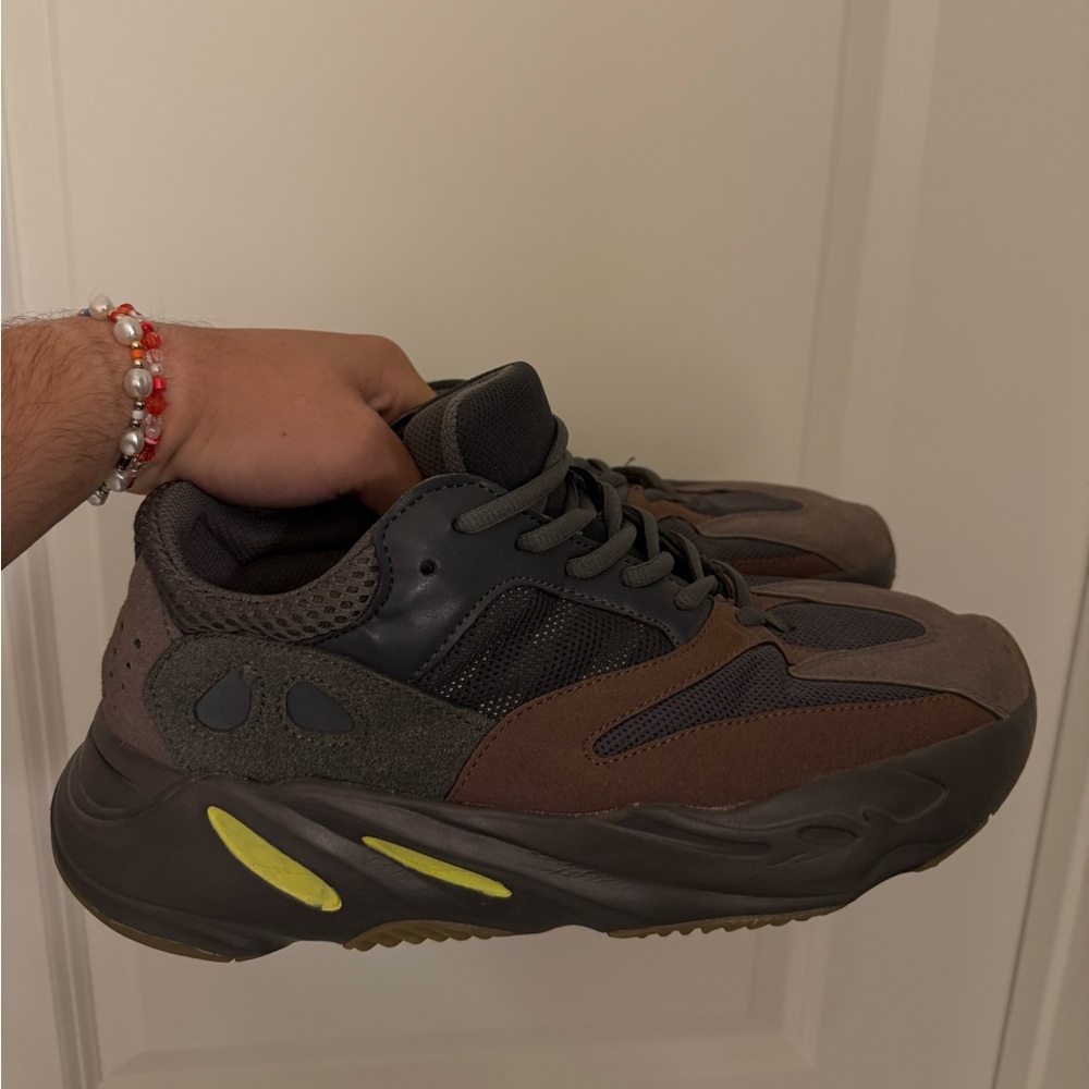 Yeezy boost 700 mauve 
Used
Box box
Fast shipping